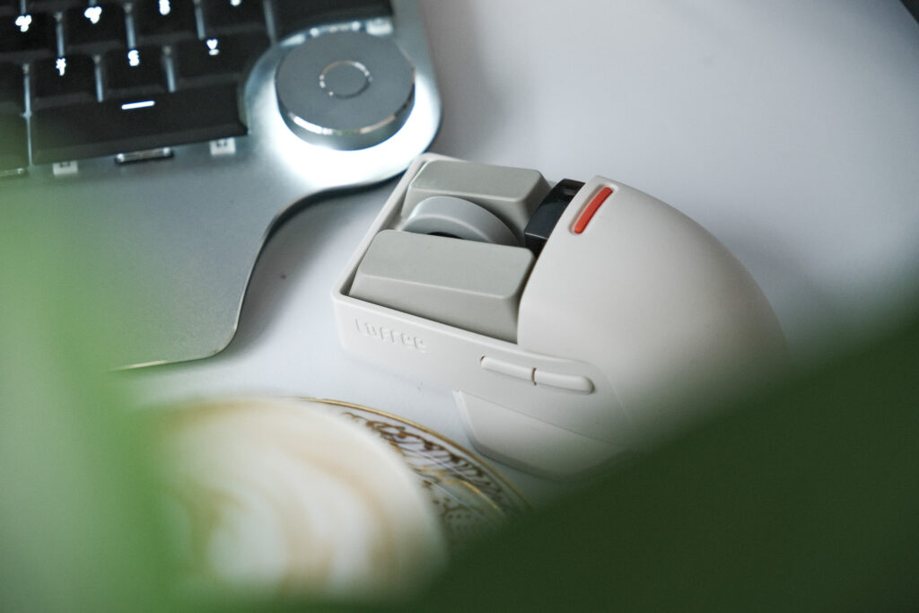 キーキャップをメインボタンに。クラシカルな色味と個性的なデザインが