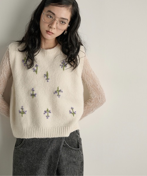 THE YOn（ザヨン）の「小花柄刺繍ニットベスト（ニット/セーター