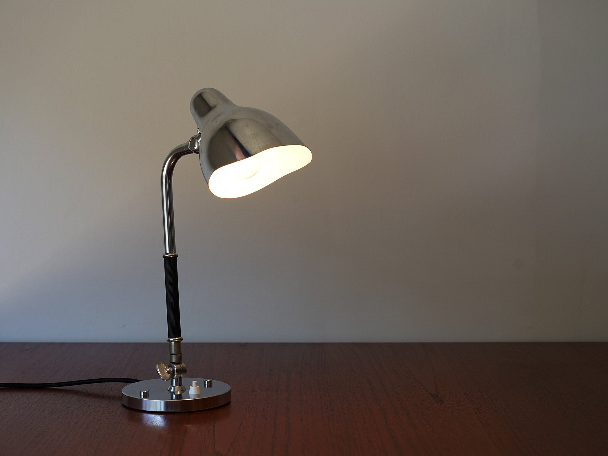 Vilhelm Lauritzen（ヴィルヘルム・ラウリッツェン）テーブルランプ