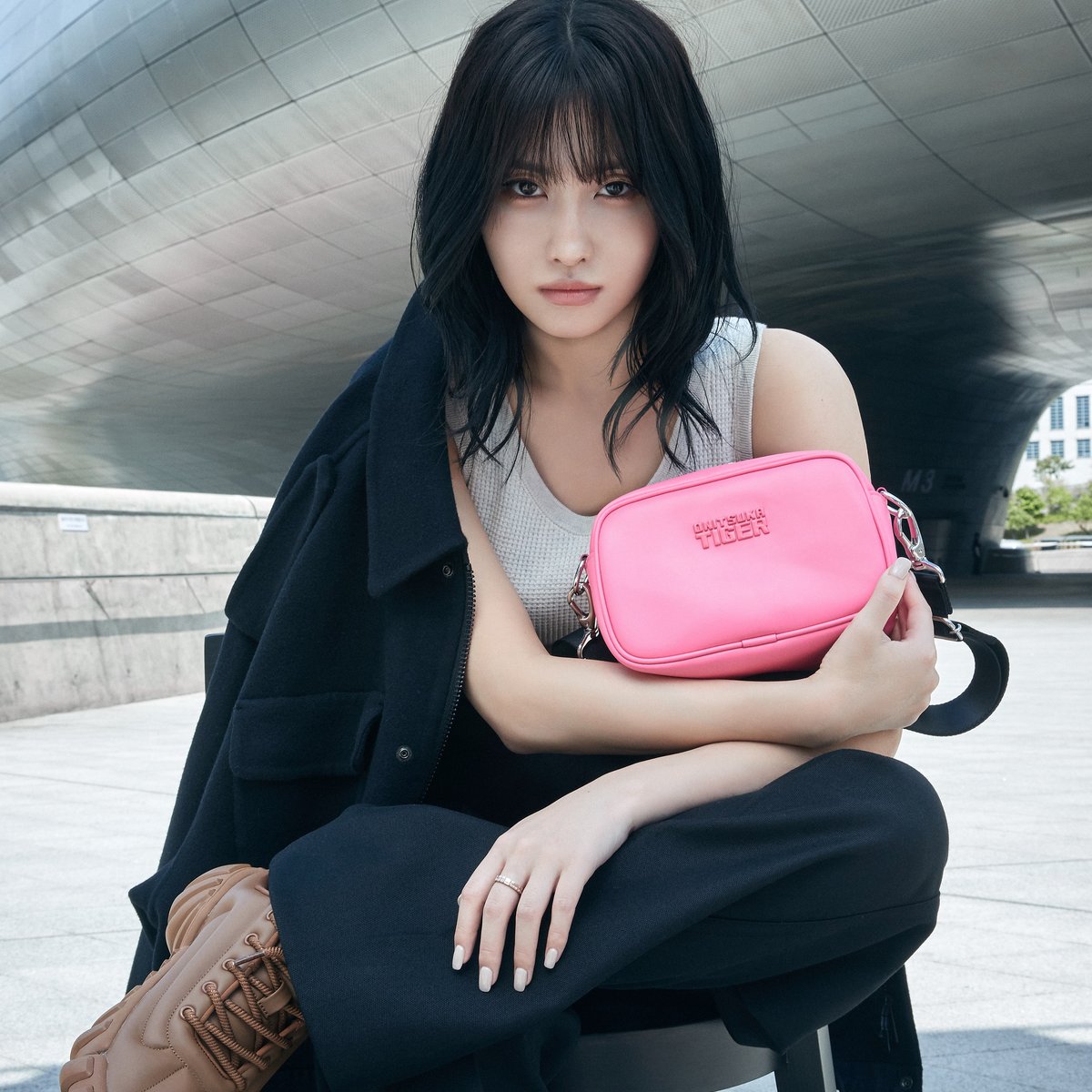 オニツカタイガー」アンバサダーTWICE MOMOが出演、2024年秋冬の